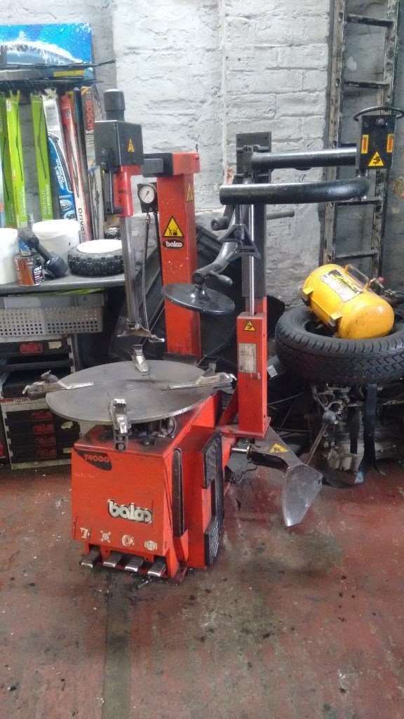 BALCO B948 WHEEL BALANCER AND BALCO T4000 TYRE CHANGER MACHINE in