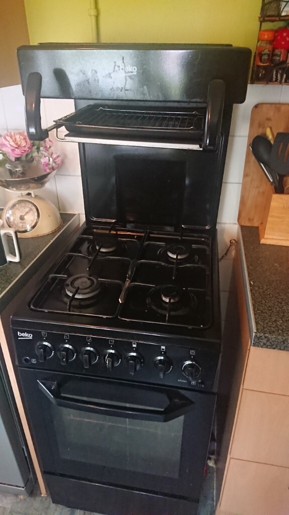 Free standing Gas Cooker, minor wear damage, needs to be disconnected
