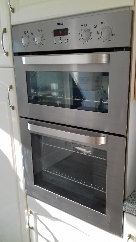 Integrated Electric Double Oven Fan or conventional bottom oven in