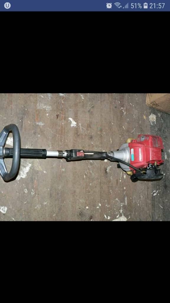 Honda UMK422 4 stroke Petrol strimmer with brush cutter attachment and
