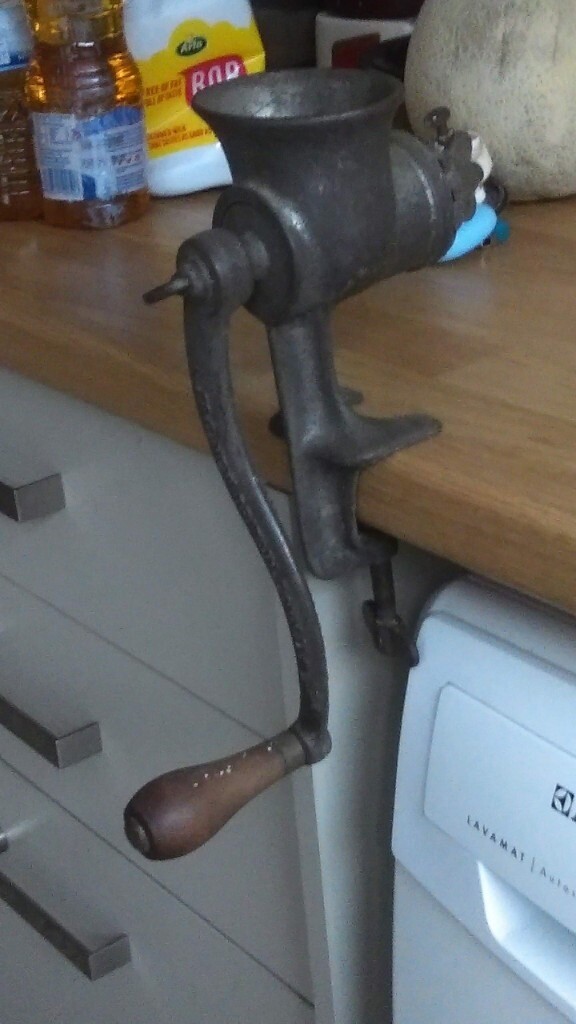 VINTAGE UNIVERSAL MEAT GRINDER TABLE/COUNTER TOP MOUNT WOODEN HANDLE