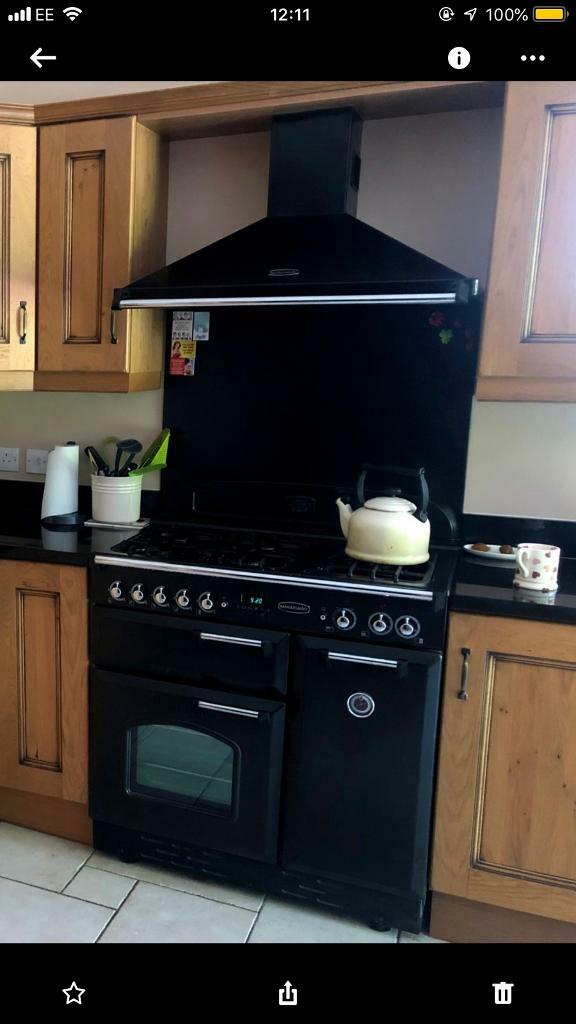 Range master electric oven gas hob 900 with cookerhood and splash back