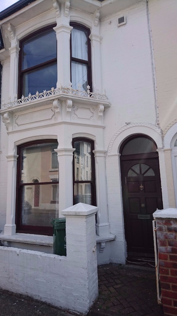 Room to rent in shared house. Fully furnished. No deposit required