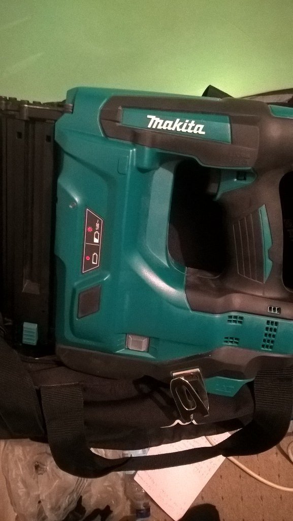 Makita nail gun (1 x 18v battery 1 x charger) in Ryton, Tyne and Wear