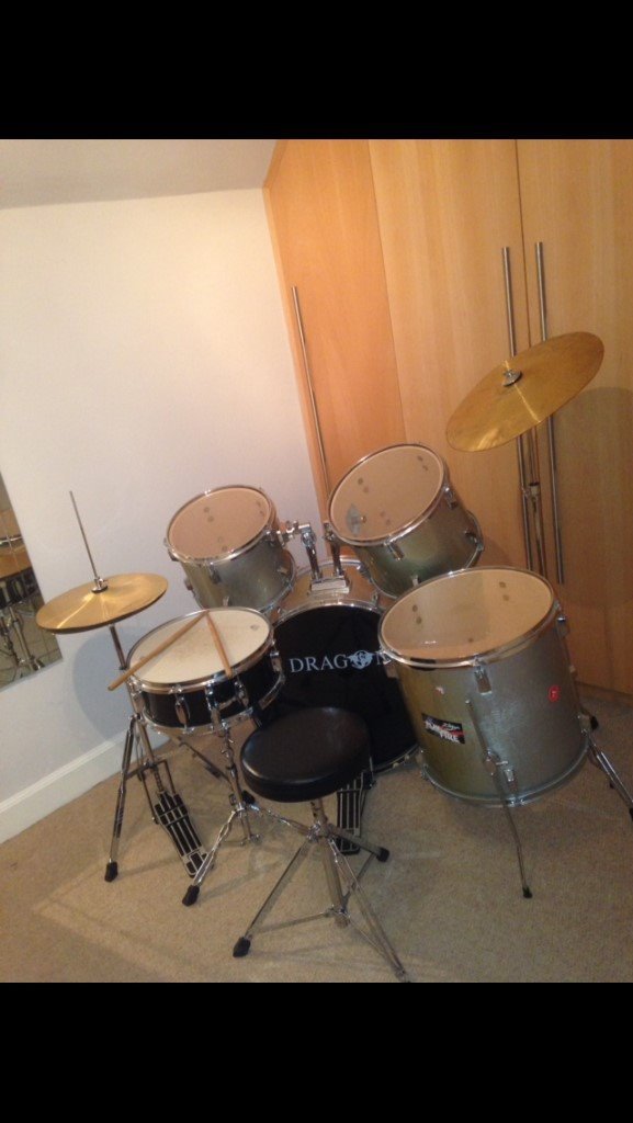 Silver 5 Piece Drum Kit. Stool, snare, high hat, 3 toms, bass, crash