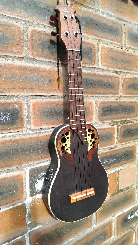 ukulele electroacoustic UAE20 Applause by Ovation uke in