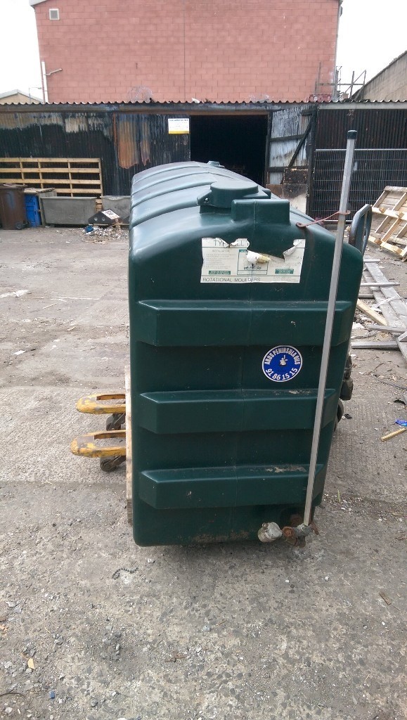 1100 Ltr. narrow upright plastic oil tank in excellent condition for