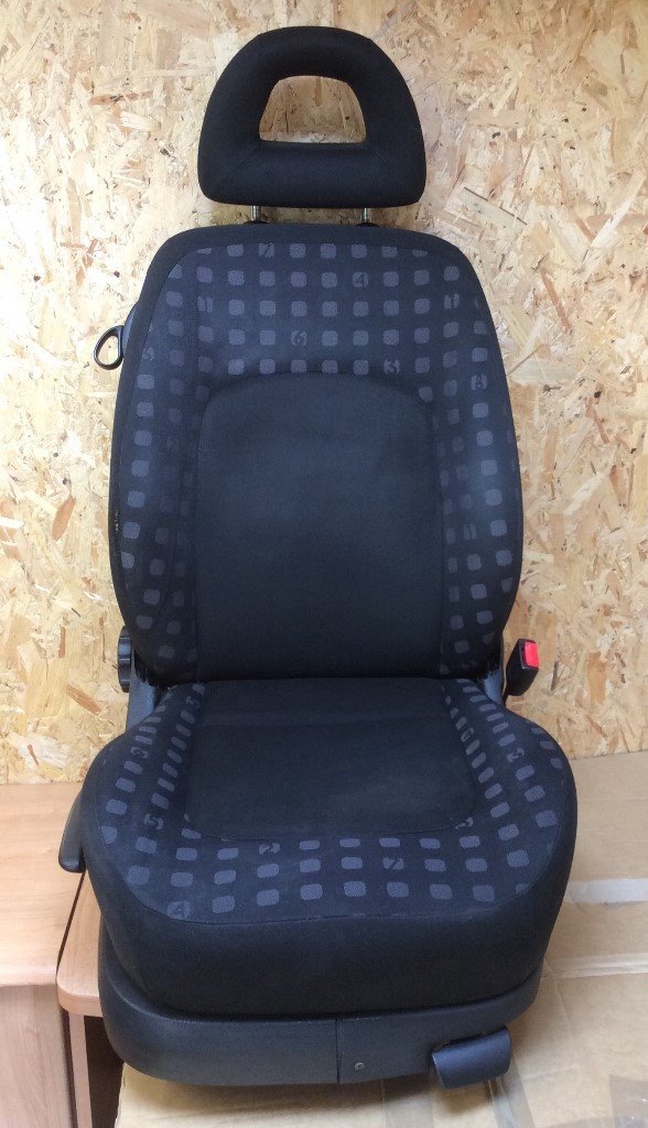 VW NEW BEETLE DRIVERS SIDE FRONT CAR SEAT GOOD CONDITION HEATED HEADRESTS in Ferndown, Dorset