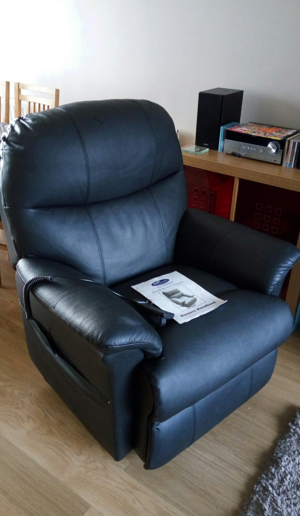 Lars Riser Recliner Chair Black Leather Arthritis , Rheumatism