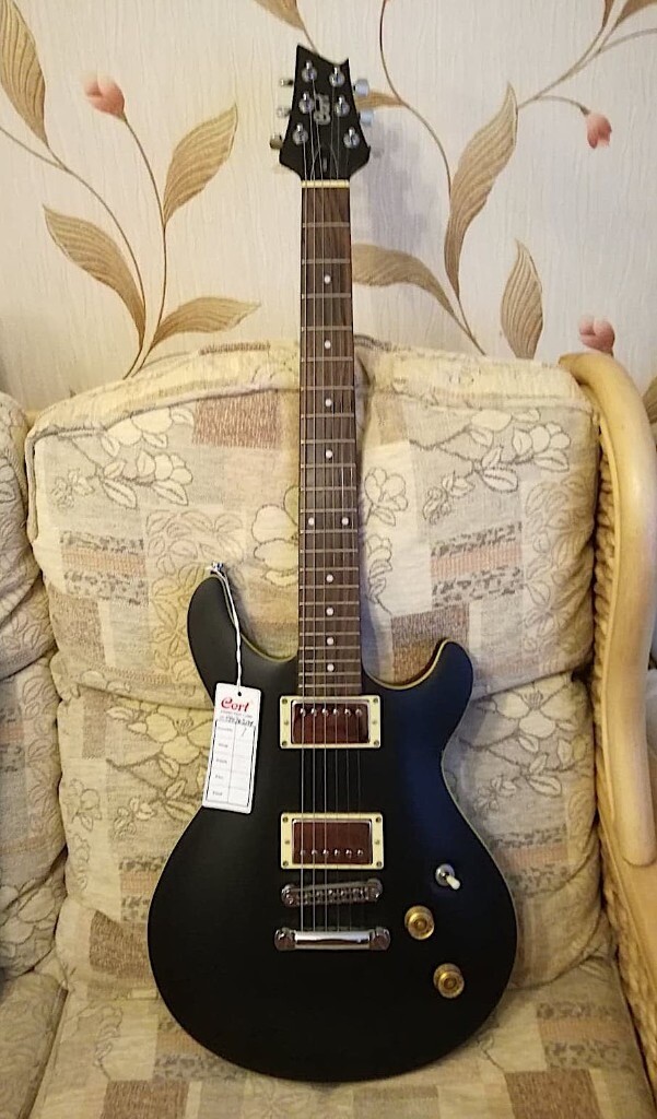 Cort M520 Electric Guitar Hardly Used in Huddersfield, West Yorkshire