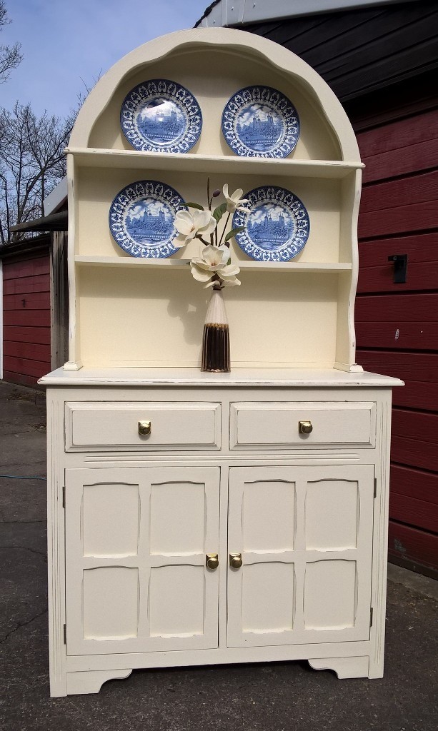 Hand finished Kitchen Dresser in a warm farmhouse theme in Hull, East