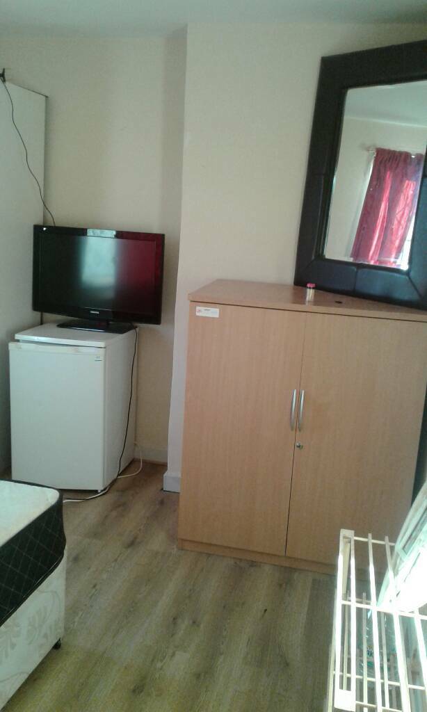 07463473970 Double bet Room for rent in SLOUGH close to station 5minut