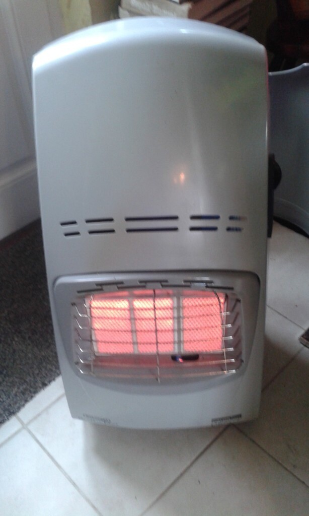 DELONGHI QUATTRO CALOR GAS HEATER WITH REGULATOR AND EMPTY GAS BOTTLE