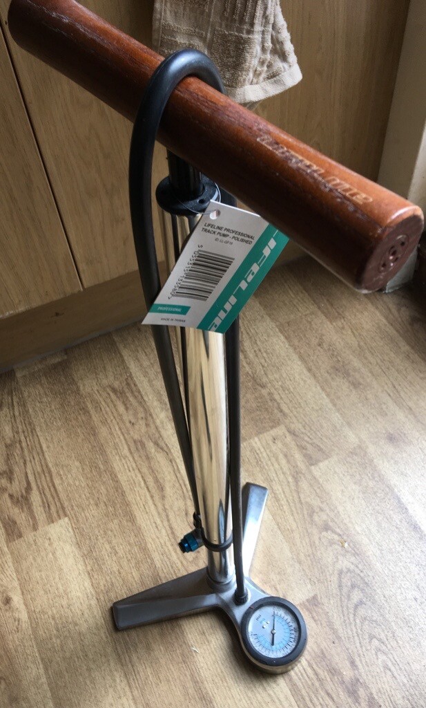 LifeLine Professional Track Pump cycle bike floor pump in Southwark