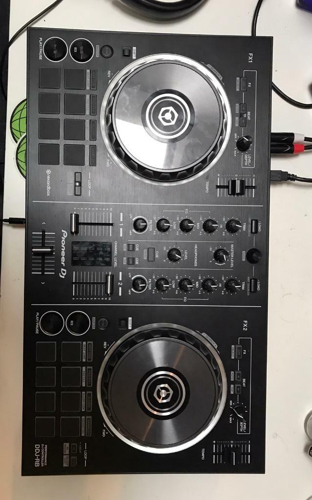 Pioneer DDJRB Rekordbox Controller DJ decks with 2 x KRK Rokit G5