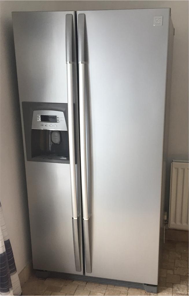 Daewoo American Style Fridge Freezer with water and ice dispenser in