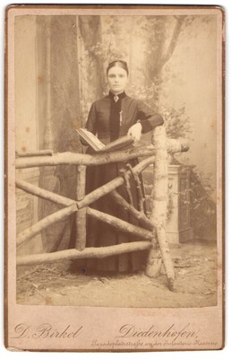 Photo D. Birkel, Diedenhofen, Paradeplatzstrasse, Junge Frau im Kleid avec eine 