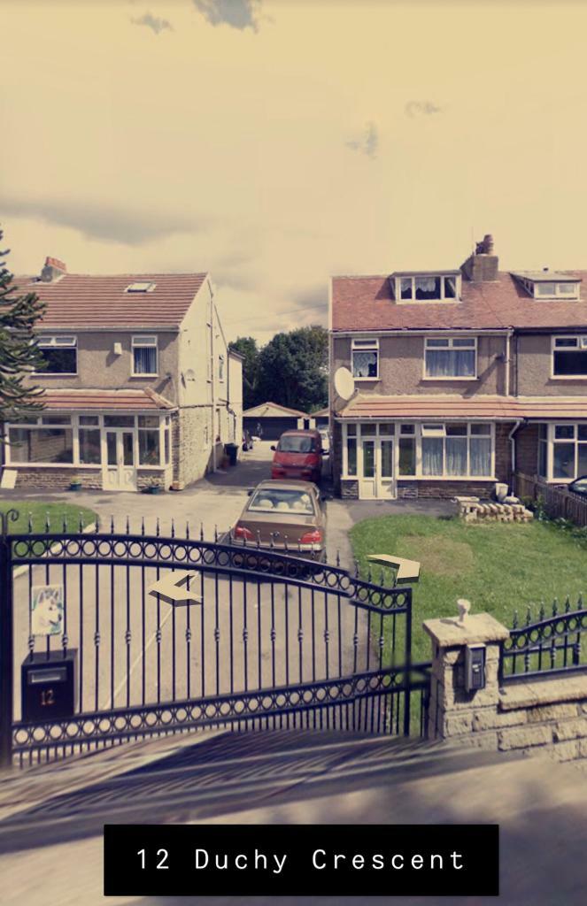 5 Bedroom Semi Detached House, Garden, Driveway, Electric Gates To Let