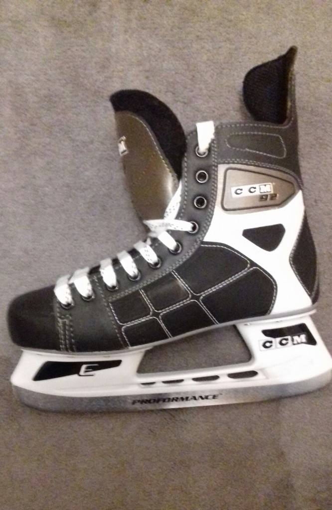 ICE HOCKEY CCM SKATING BOOTSsize 10 in Wishaw, North Lanarkshire