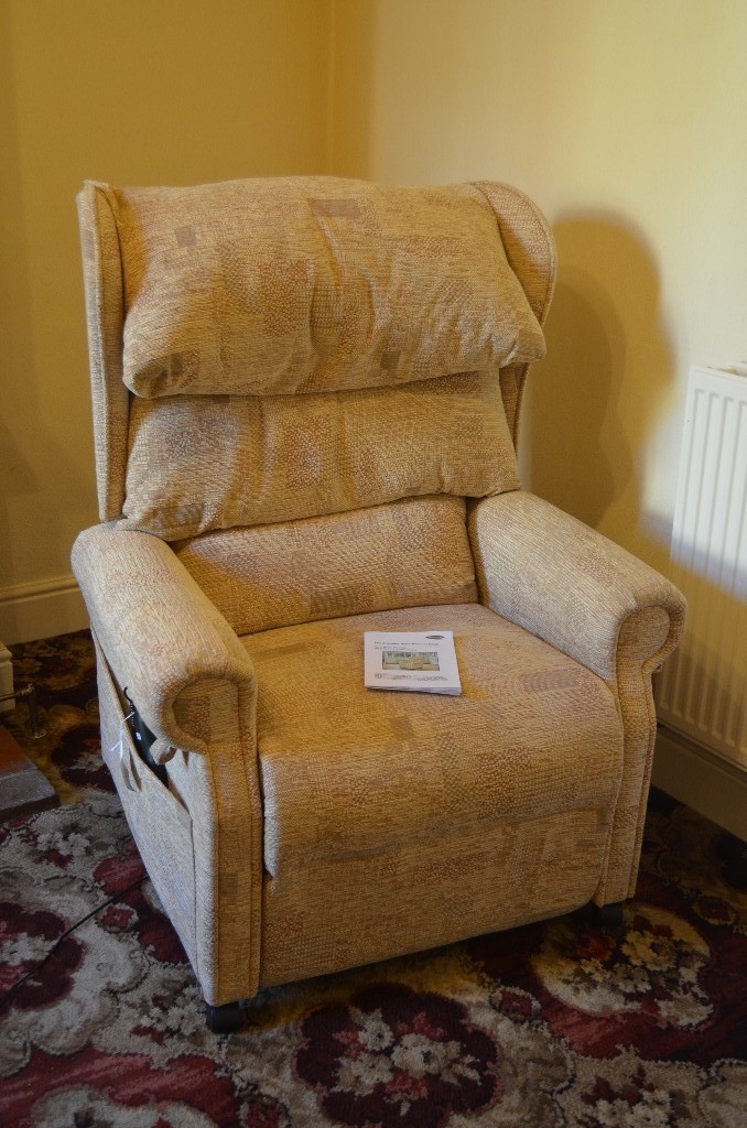 Ableworld Cheshire Riser Recliner Chair In Mint Condition