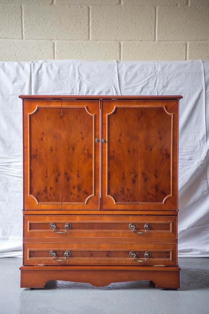 Bradley Classic Furniture Yew Television TV Dining / Living