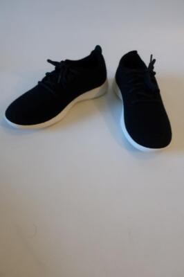 NWOB Womens All Birds Black Wool Knit Runner Sneakers 8 *