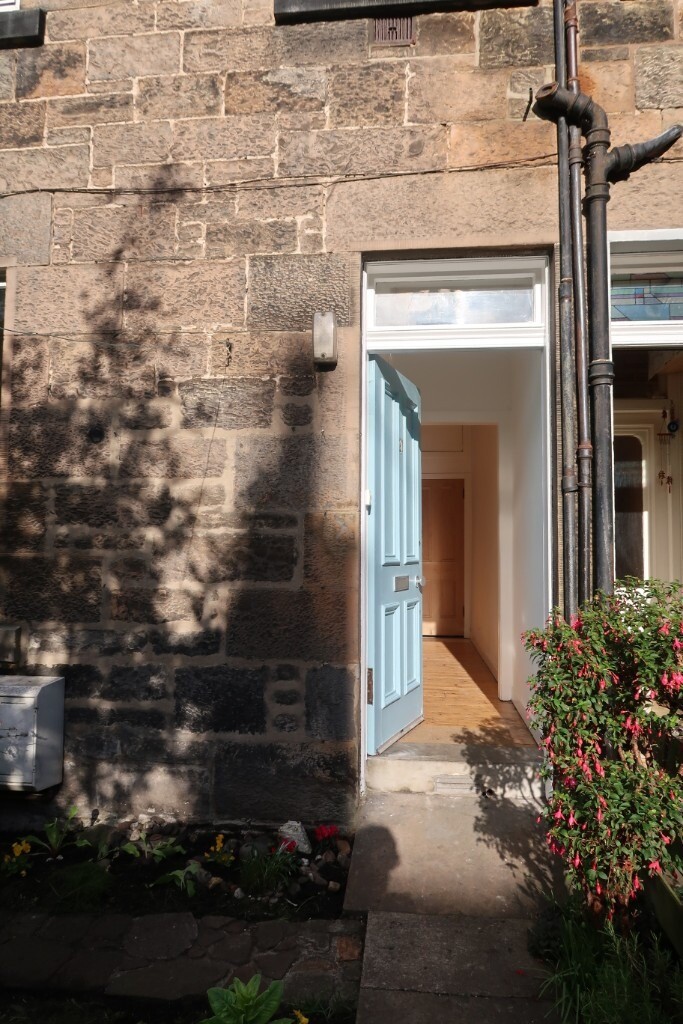 1 bed flat with private garden in Abbeyhill Colonies newly