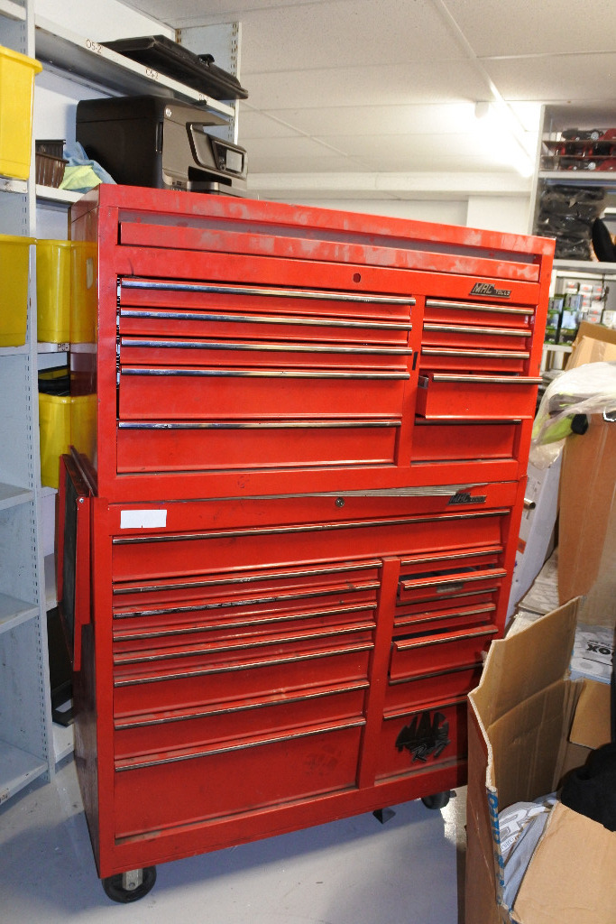 Large Genuine Red Mac Tool Box & Roll Cab can deliver please call