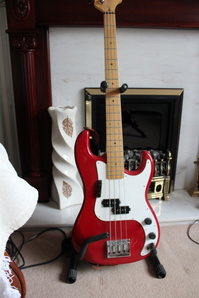 tanglewood (lone wolf) bass guitar and amplifier in Waltham