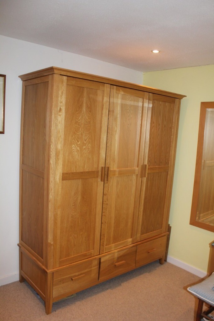 A 3 door solid light oak wardrobe in excellent condition with 3