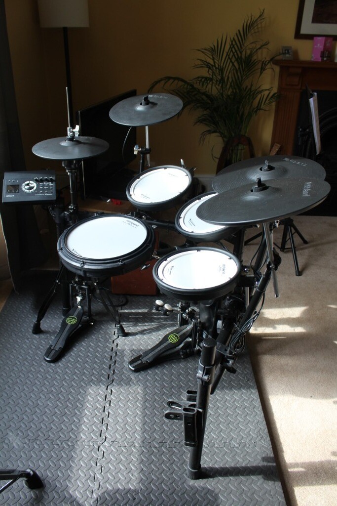 Roland TD17KVX electronic drum kit. Excellent condition. 7 months old