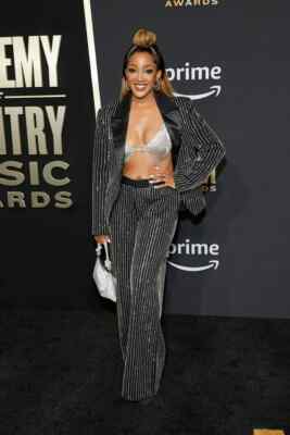 BEAUTIFUL MICKEY GUYTON 8X10 Photo
