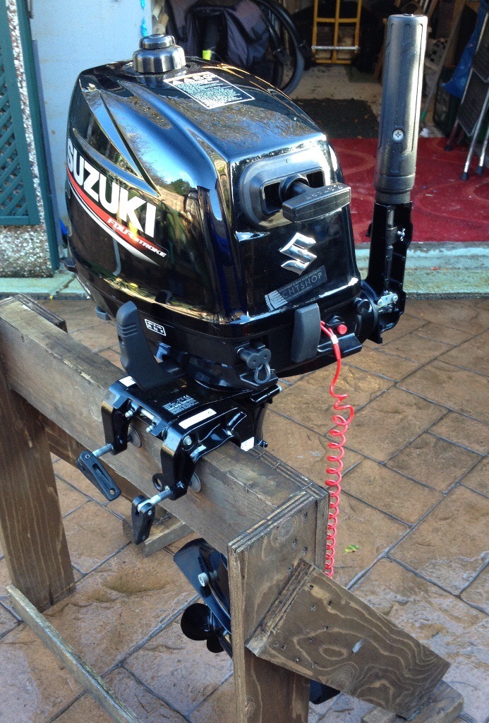 SUZUKI DF6 6 HP Short Shaft Outboard..2016..Like new. With 12ltr tank