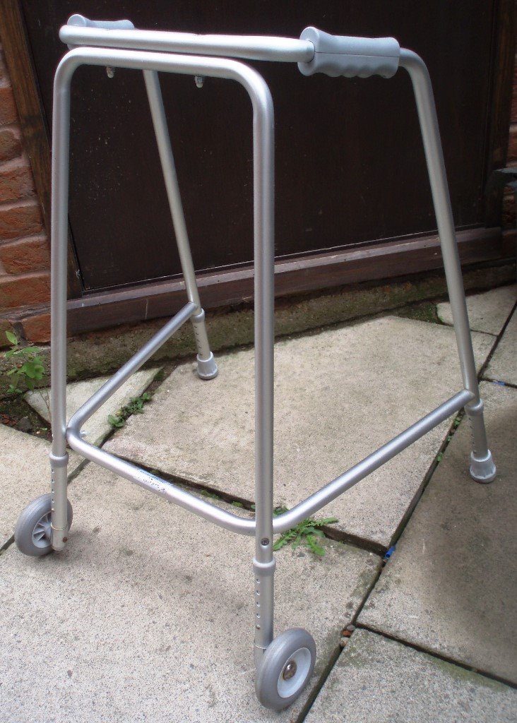 WALKING FRAME / ZIMMER FRAME WITH FRONT WHEELS, ADJUSTABLE HEIGHT AND