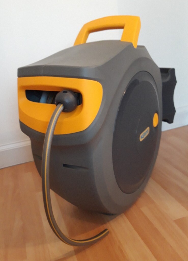 Nearly New Hozelock 2595 40m Auto Reel Retractable Hose System Wall