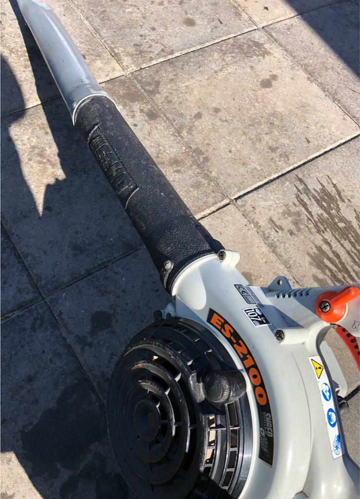 Echo petrol leaf blower ES2100 2 stroke Machine can be seen running vacuum garden lawn blower
