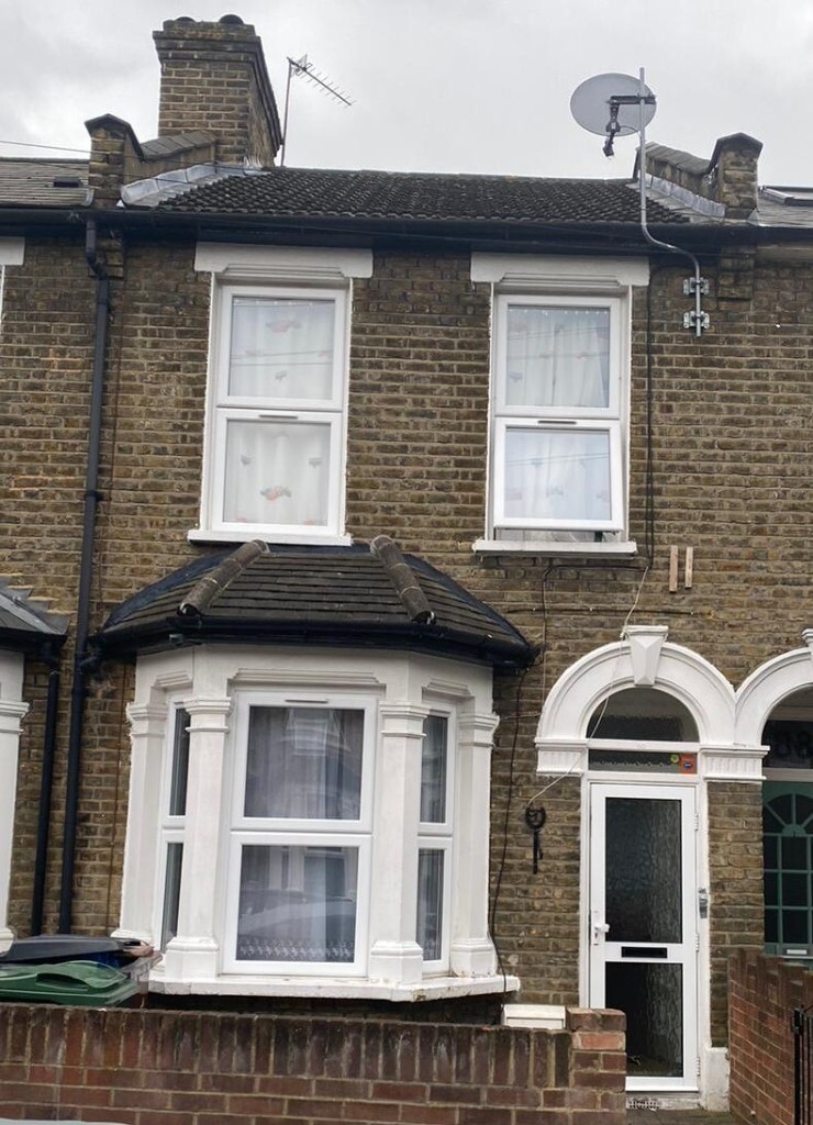 Attractive, Victorianstyle wellmaintained 2bed House Leyton E10 in