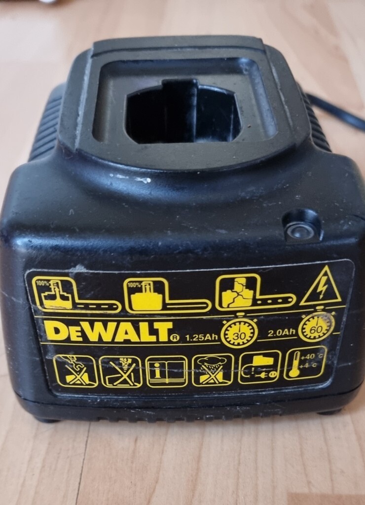 Genuine Dewalt DE9107 Battery Charger 8.0V 20V NiCd NiMH in Epsom