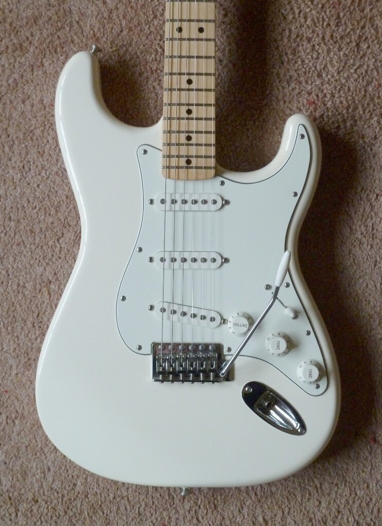 Fender Standard Mexican Stratocaster / MIM Strat in White/Maple in