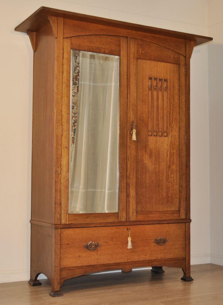 Lovely Large Antique Edwardian Arts & Crafts Oak Double Door Mirror Wardrobe in Forfar, Angus