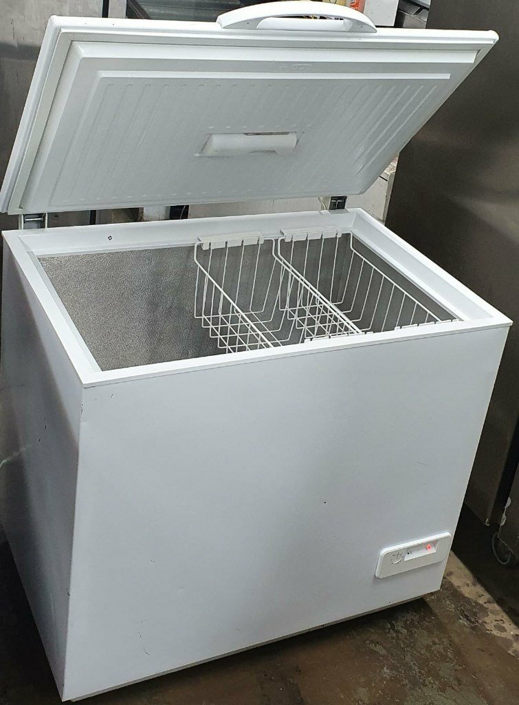 MEDIUM SIZE ZANUSSI CHEST FREEZER IN GOOD WORKING CONDITION in Derby