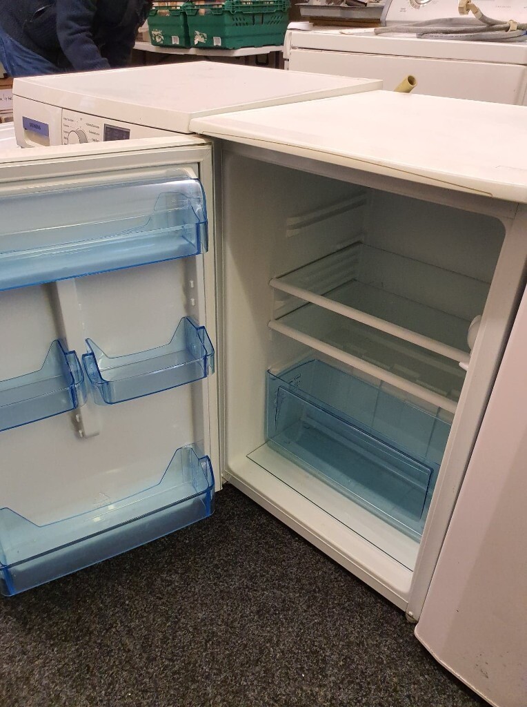 Lec L5526W WHITE 55cm under counter larder fridge in Hull, East