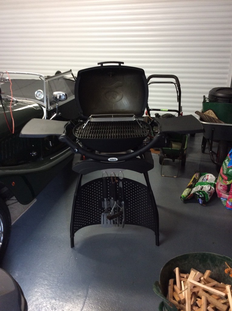 er Q2200 Gas BBQ Complete with Stand Propane Gas Bottle Tools