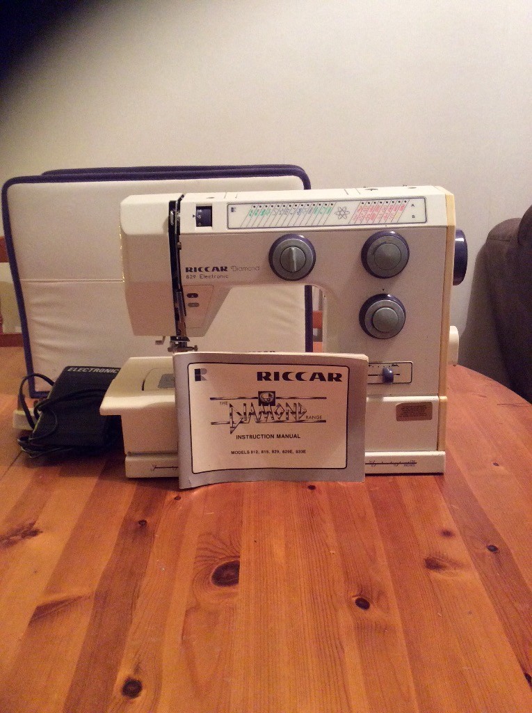 Riccar Diamond Sewing machine with original case and manual. in