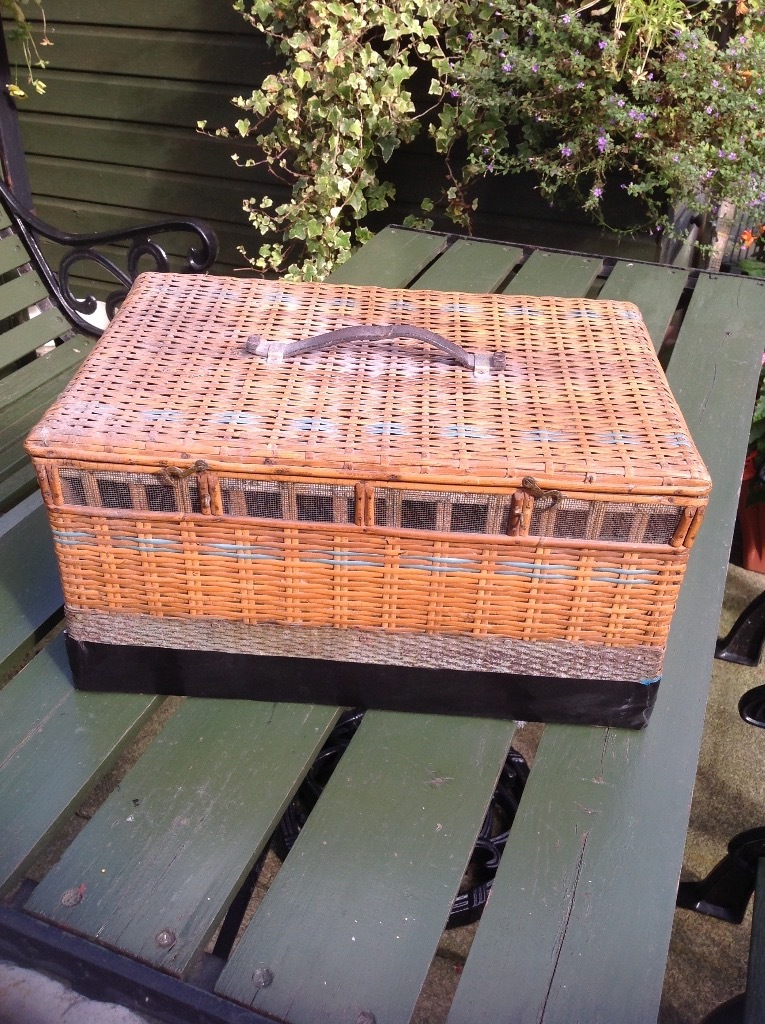 Pigeon 4 bird widowhood/show basket in Brighouse, West Yorkshire