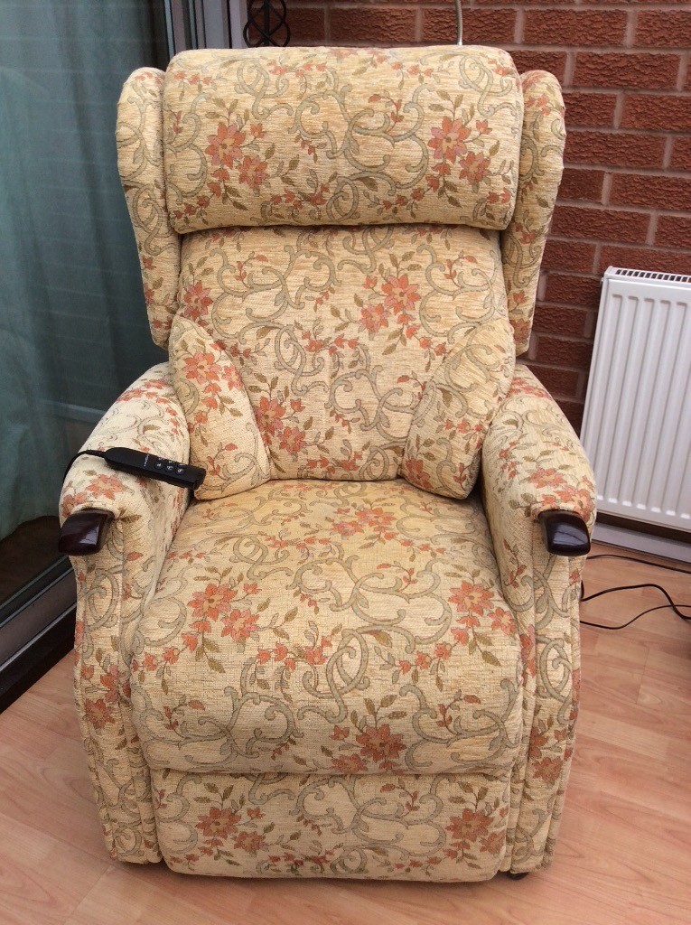 Recliner/riser chair electric,remote control in Castle Bromwich