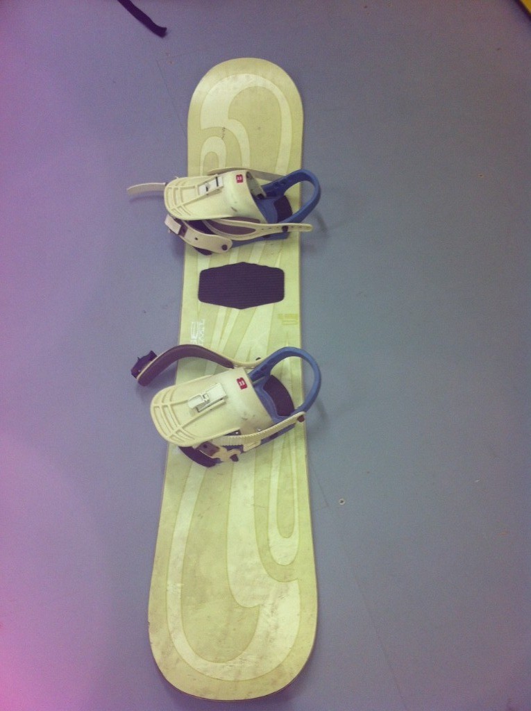 Burton Twin 39 Freeride snowboard complete with bindings size 37 (UK4