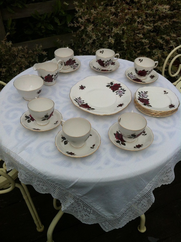 VINTAGE BONE CHINA TEA SET FULL 21 PIECES BY COLCLOUGH, AMORETTA RED