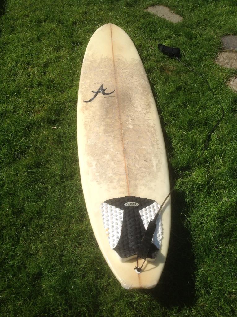Mini mal surfboard 7"6 includes fins and leash in Newton Abbot, Devon