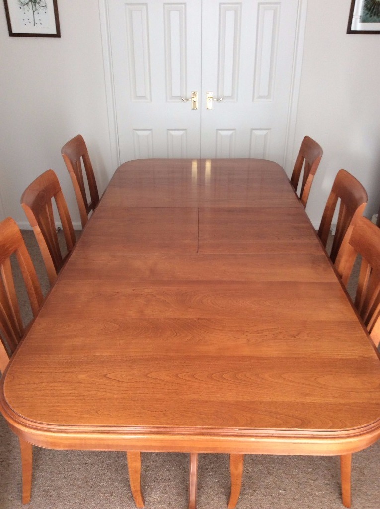 Yew solid wood dining room table and chairs in very good condition in